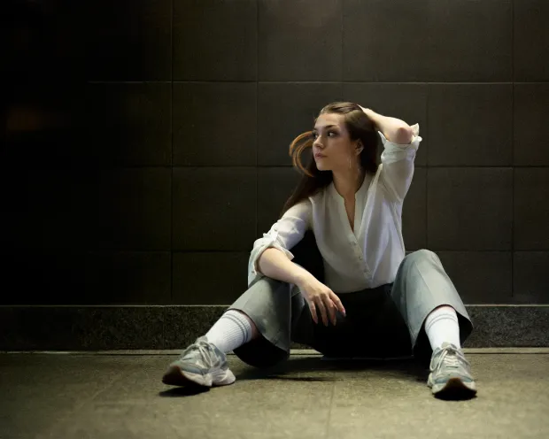 Atmospheric female portrait — mood & frame