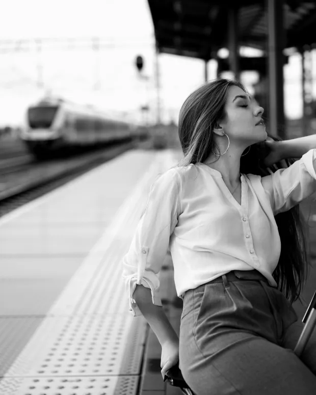 Atmospheric female portrait — mood & frame