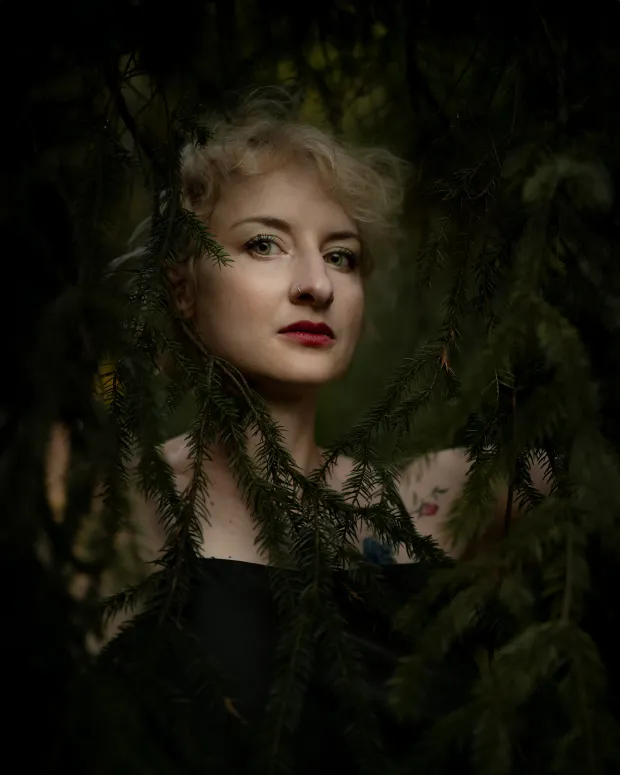 Atmospheric female portrait — mood & frame