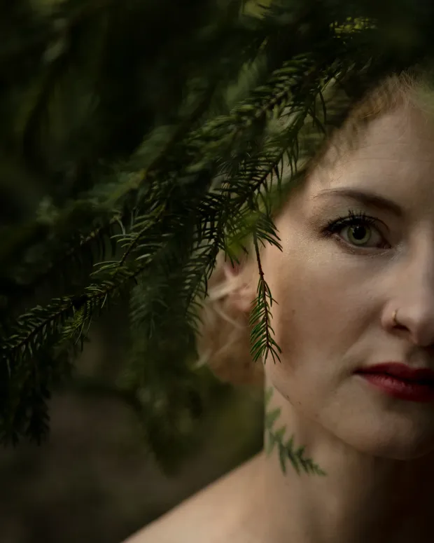 Atmospheric female portrait — mood & frame