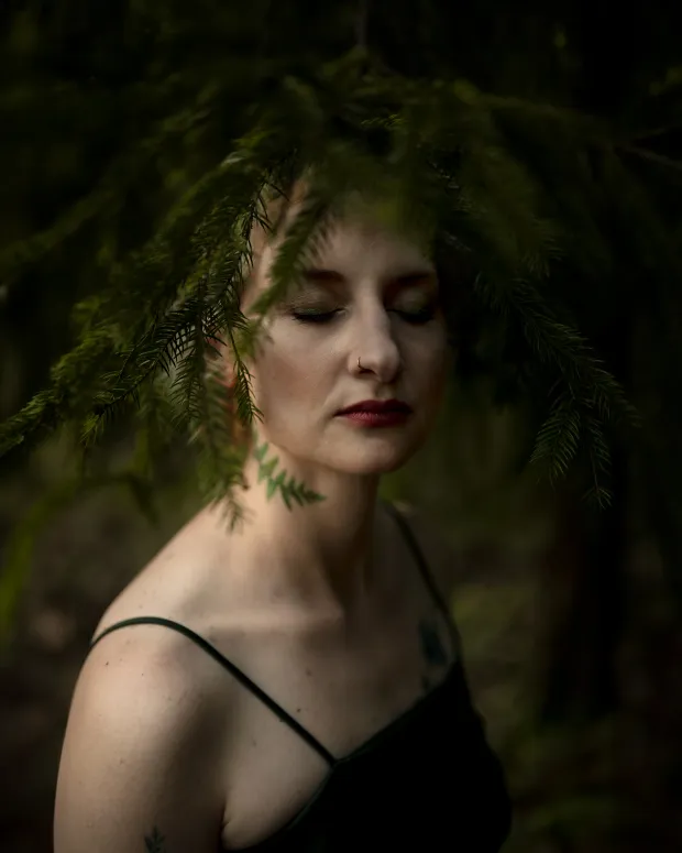 Atmospheric female portrait — mood & frame