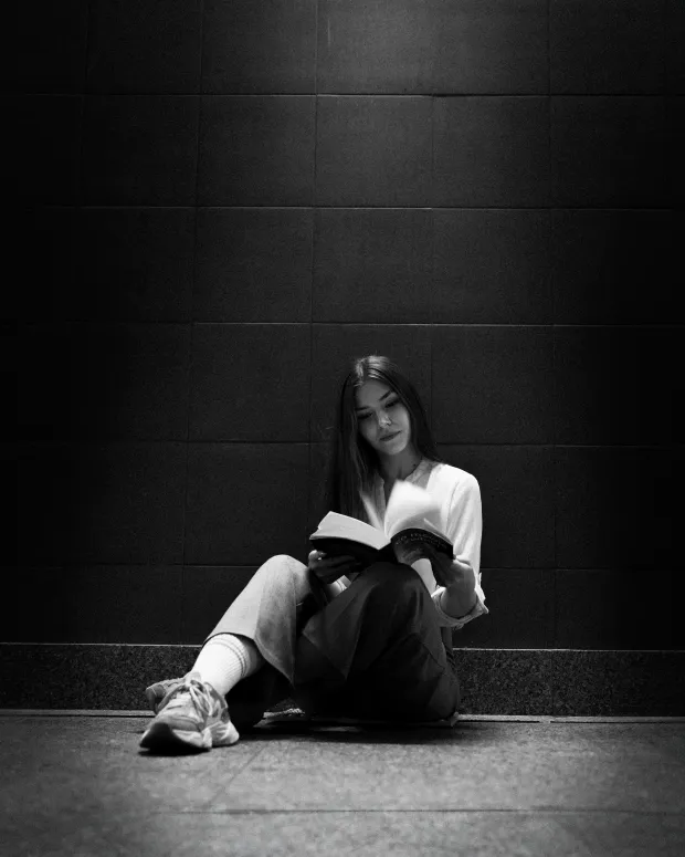 Atmospheric female portrait — mood & frame