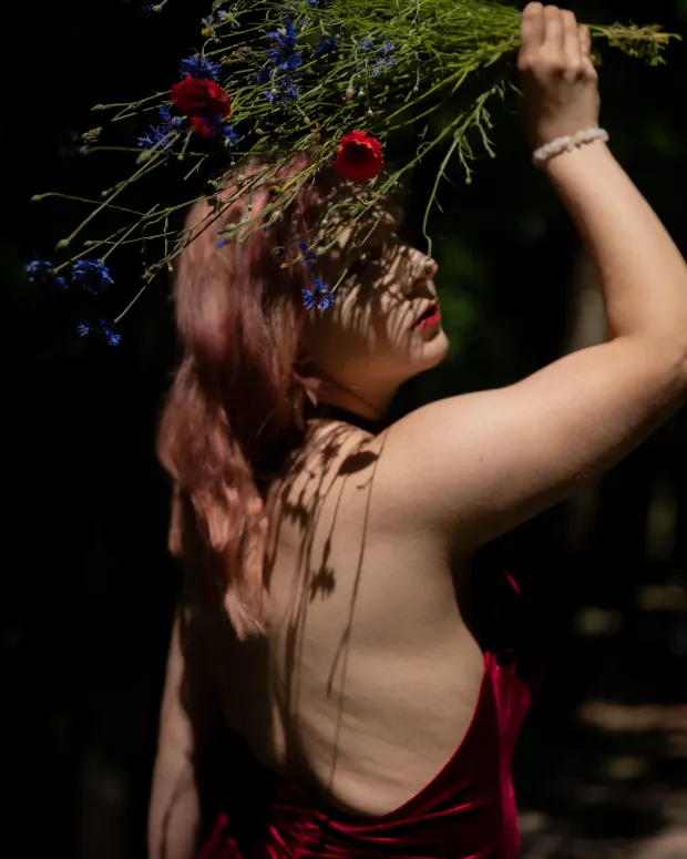 Outdoor female session — woman with a bouquet of wildflowers